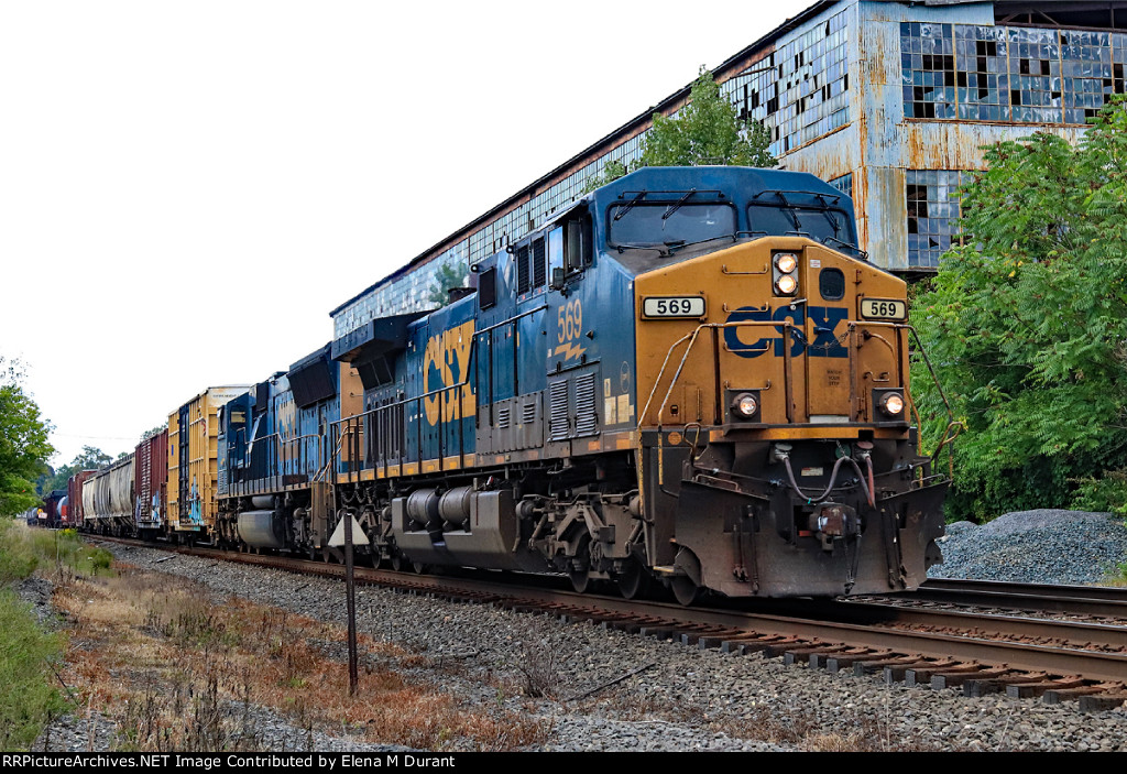 CSX 569 on I-158